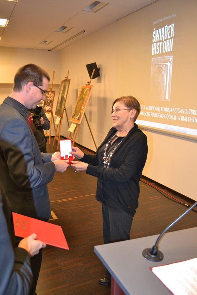 Nagrodę odbiera córka śp. Wiktora Andrzejczuka