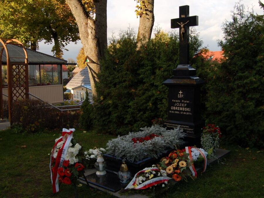 Grób ks. prałata Józefa Obrembskiego w Mejszagole