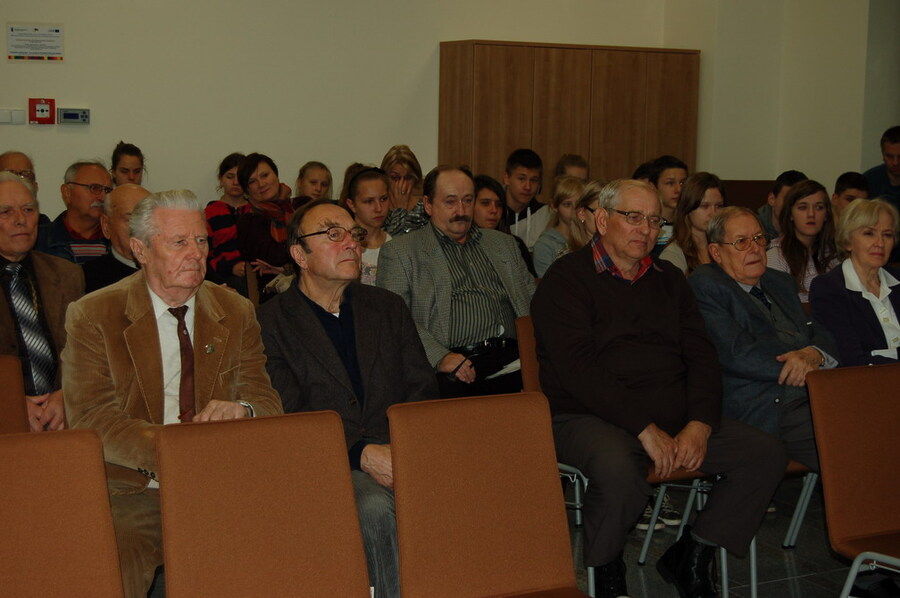 Na spotkanie przybyło kilkadziesiąt osób, w tym spora grupa uczniów 