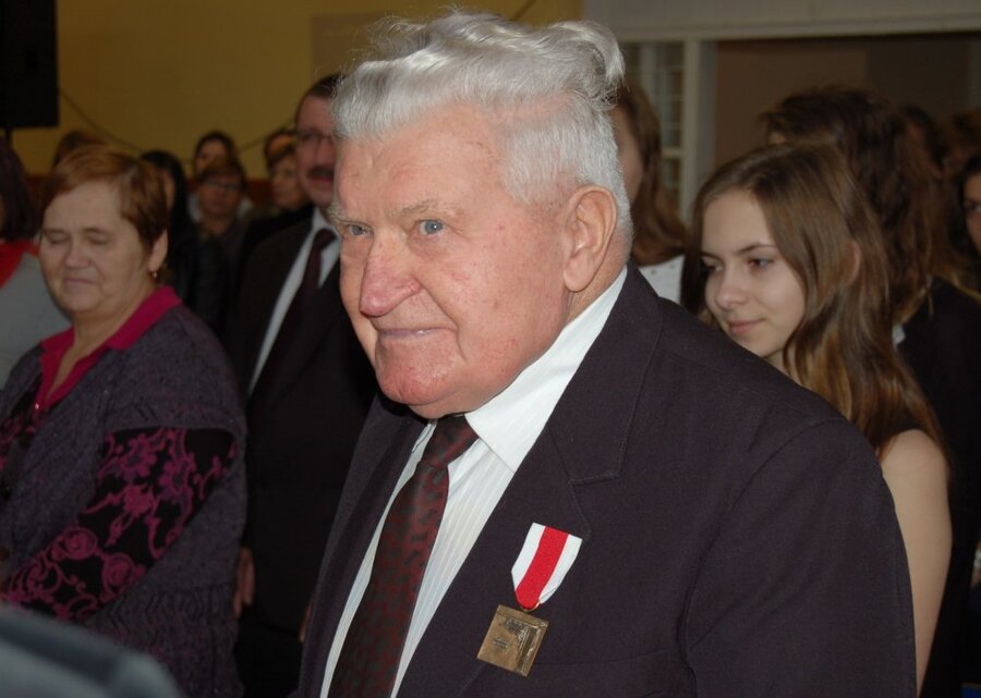 Czesław Korenkiewicz w otoczeniu uczniów