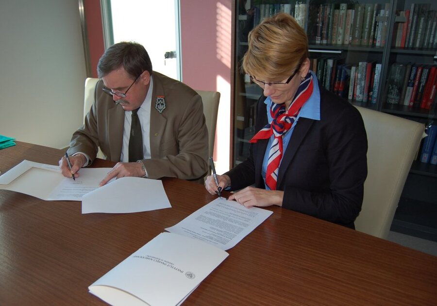 Podpisanie porozumienia o współpracy: mgr inż. Ryszard Ziemblicki, Dyrektor Regionalny Lasów Państwowych i Barbara Bojaryn-Kazberuk, Dyrektor Oddziału IPN w Białymstoku