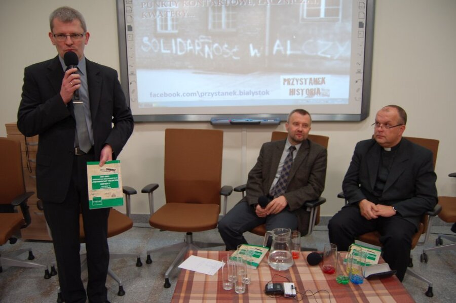 Promocja książki o Solidarności Rolników Indywidualnych. Od prawej Autorzy: ks. dr. Adam Szot, dr Marek Kietliński i prowadzący dr Waldemar Wilczewski