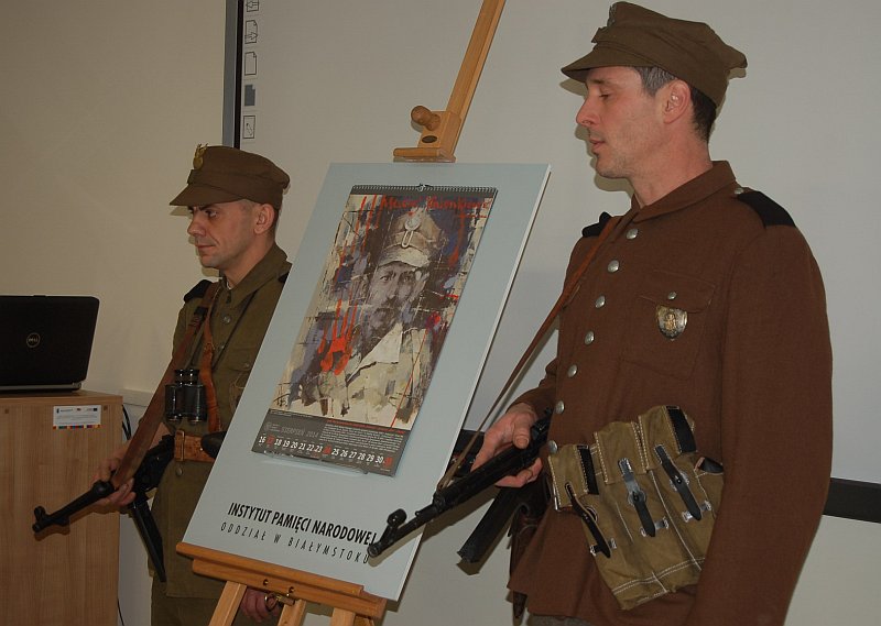 Przy promocji asystowali członkowie Grupy Rekonstrukcyjnej Wschód w partyzanckich mundurach.