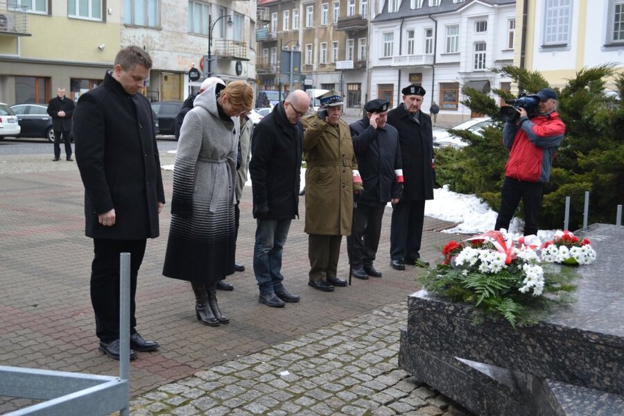 Kwiaty pod pomnikiem AK złożyły wspólnie delegacje IPN i ŚZŻAK