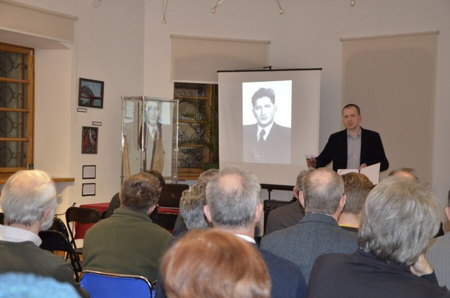 Przy przedstawieniu problematyki zbrodni komunistycznych Autor wykorzystał prezentację multimedialną