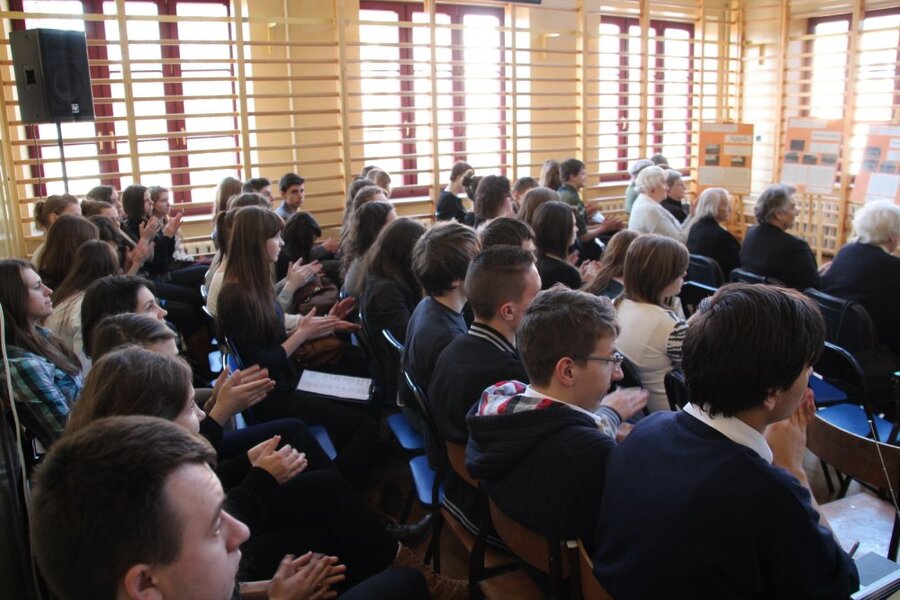 W promocji uczestniczyło około setki uczniów