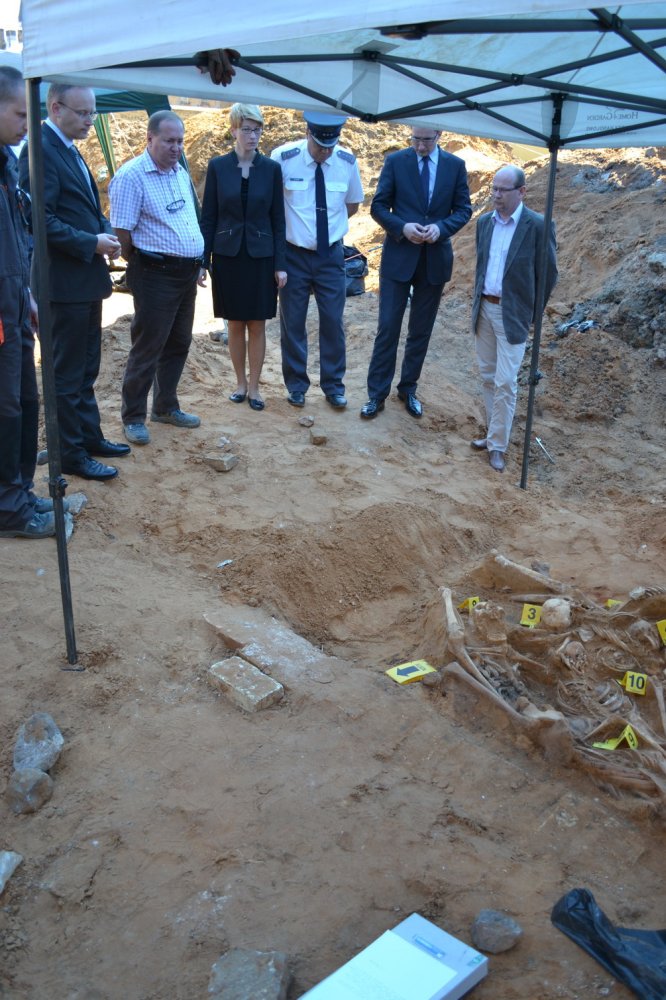 Na miejscu ekshumacji, nad grobami ofiar