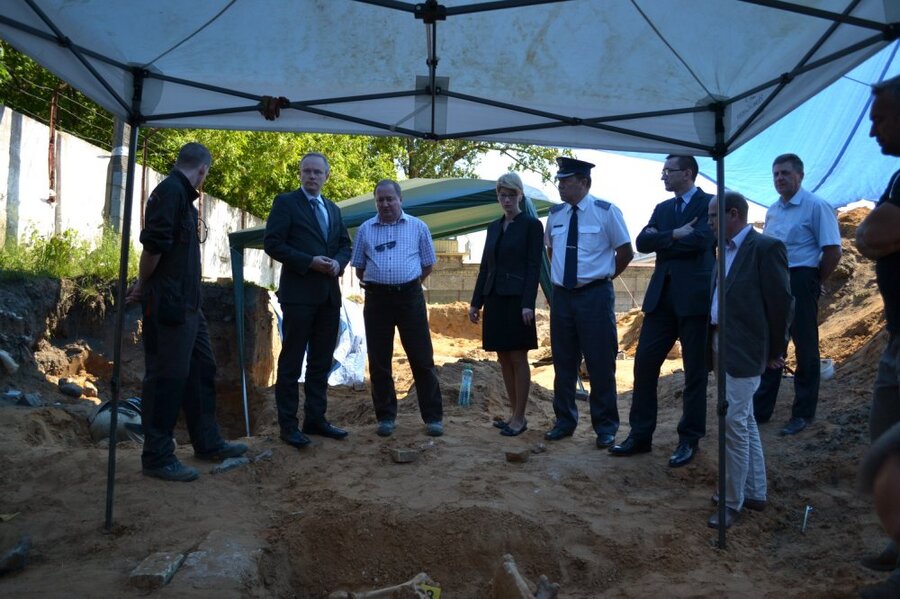 Na miejscu ekshumacji, nad grobami ofiar