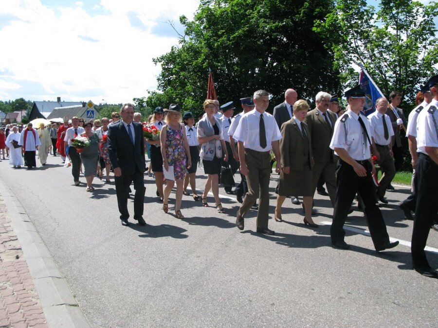 Delegacja IPN w drodze na wzgórze w Gibach