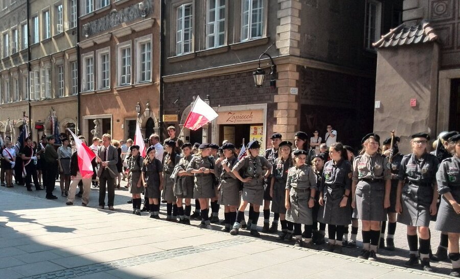 Harcerze przed katedrą św. Jana w Warszawie
