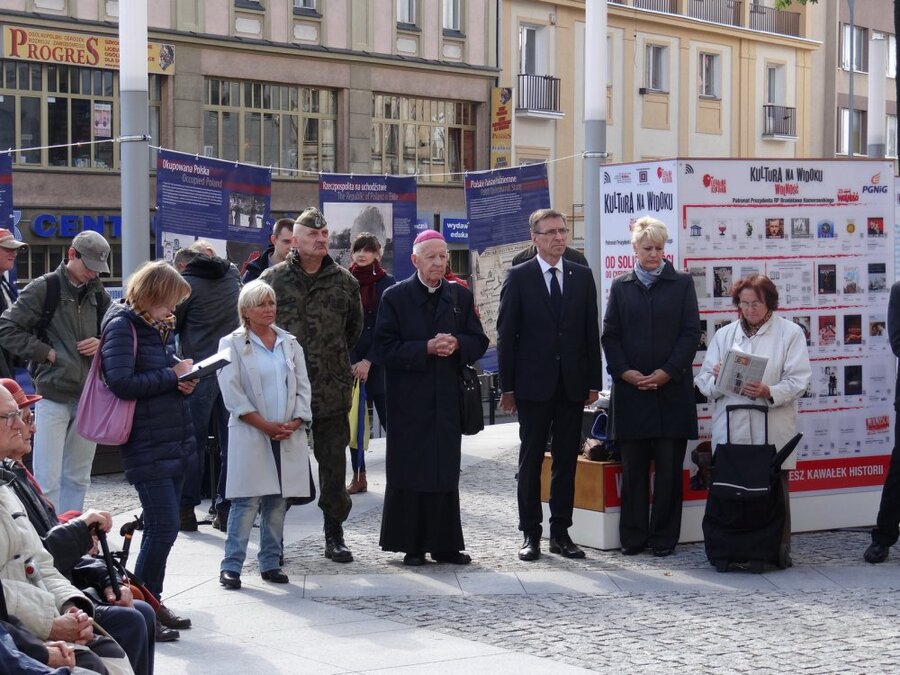 W uroczystym otwarciu wystawy wzięli udział m.in. arcybiskup senior Edmund Piszcz i płk Andrzej Szczotek – szef WSzW w Olsztynie