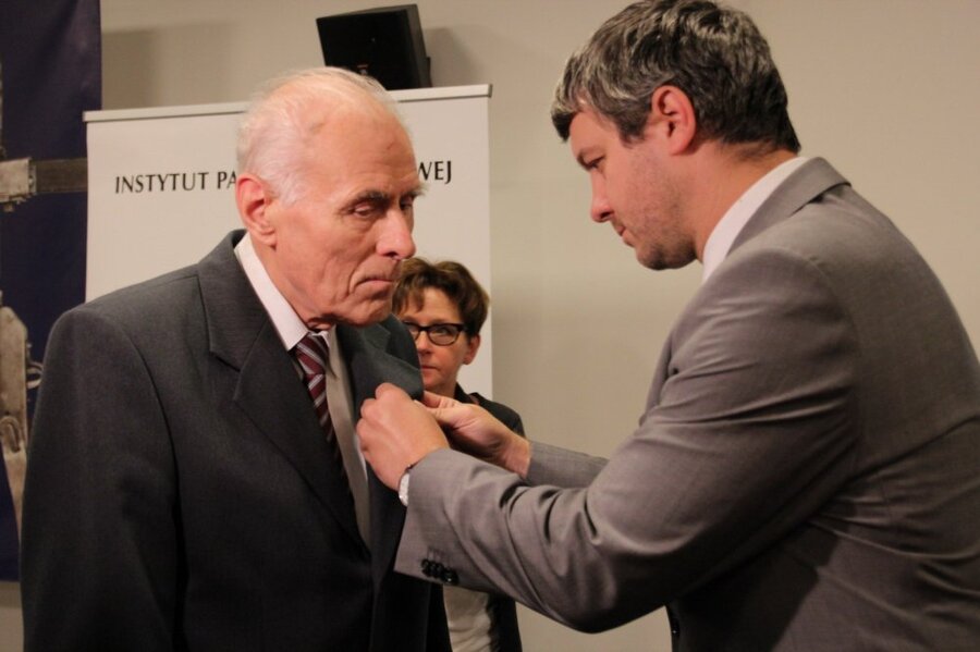 Prezes Paweł Ukielski wręcza odznakę dr. Tadeuszowi Borowskiemu-Beszcie