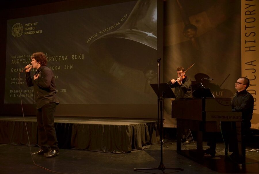 Bartosz Oszczędłowski, Radosław Koper (altówka) i Sylwester Trojanowski (fortepian elektryczny)