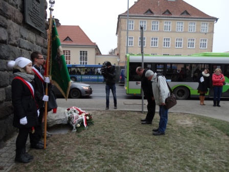 Kwiaty pod pomnikiem złożył dr Piotr Kardela