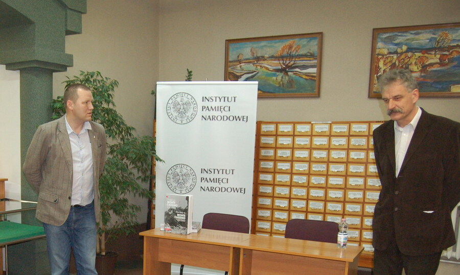 Profesora Zemłę powitał i przedstawił Krzysztof Jodczyk z OBEP IPN w Białymstoku
