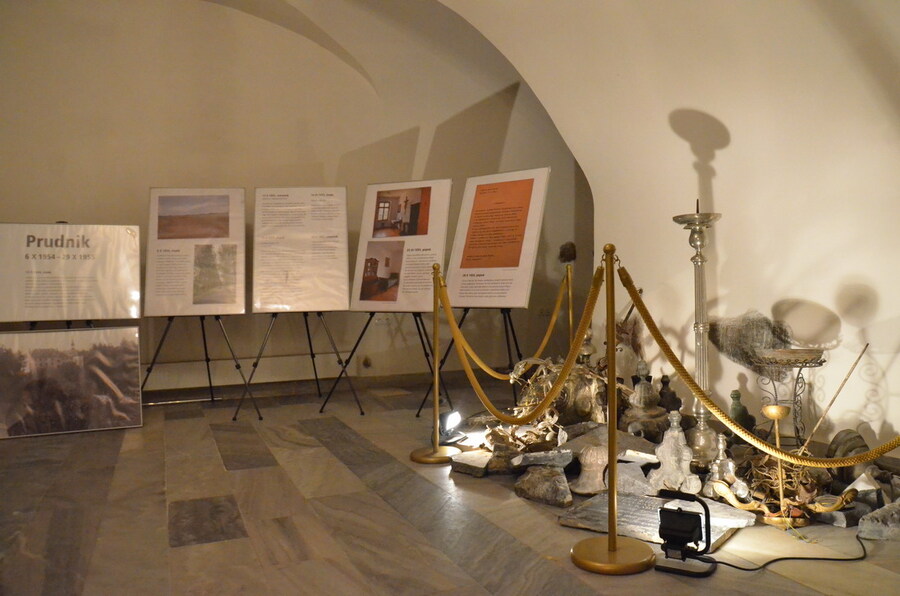 Aranżacja wystawy w salach wystawienniczych bazyliki św. Krzyża