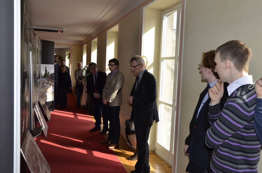 Studenci zwiedzający wystawę