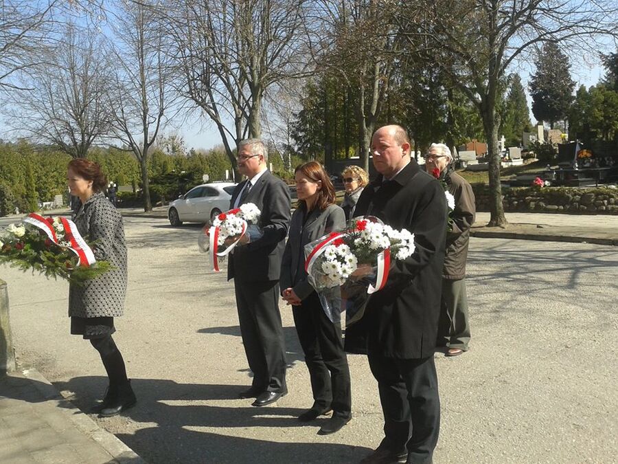 Kwiaty składa delegacja IPN