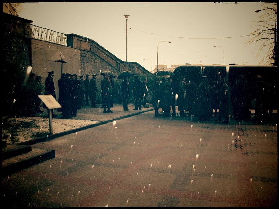 Marsz rozpoczął się w gradowej burzy