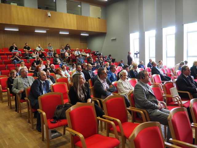 Konferencji stale przysłuchiwało się kilkadziesiąt osób