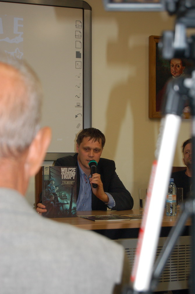 Sławomir Zajączkowski prezentuje jeden ze swoich komiksów