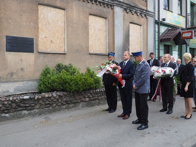 Składanie kwiatów pod tablicą upamiętniającą ofiary zbrodni komunistycznych – Dom Turka w Augustowie