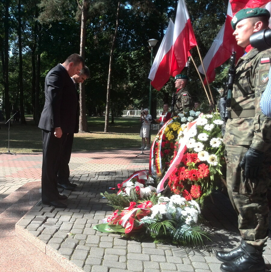 Złożenie kwiatów przed Pomnikiem Katyńskim
