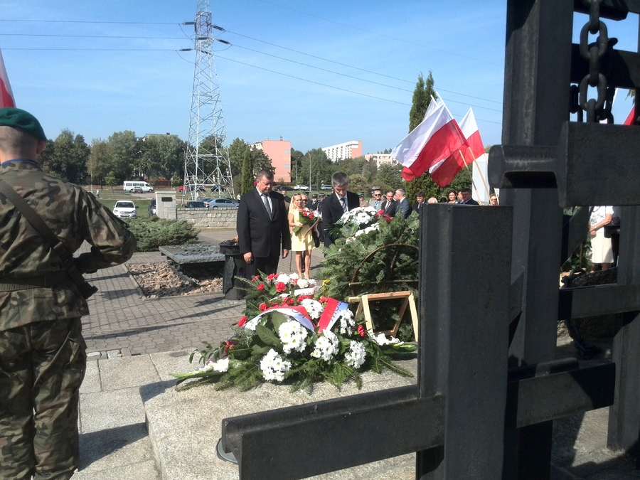 Kwiaty przed Grobem Nieznanego Sybiraka