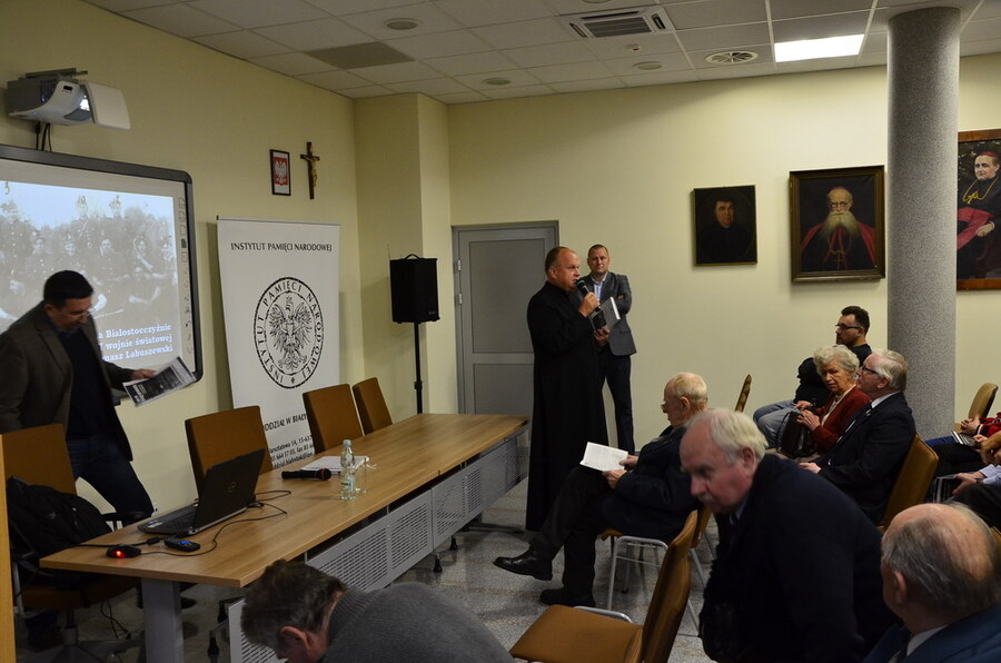 Gości powitał ks. dr Adam Szot, dyrektor Archiwum Archidiecezjalnego