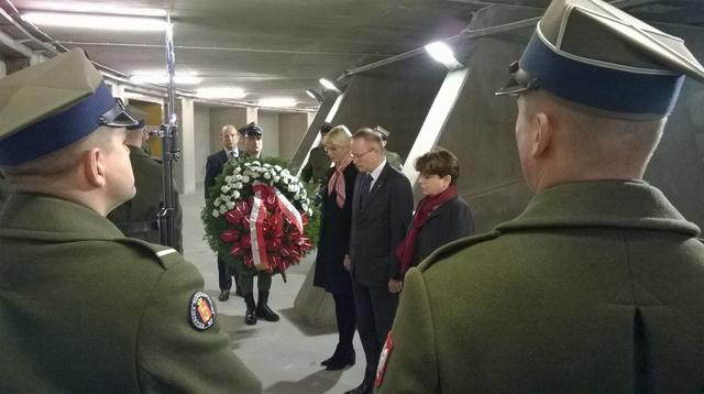 Złożenie kwiatów przed grobem śp. Prezydenta Ryszarda Kaczorowskiego