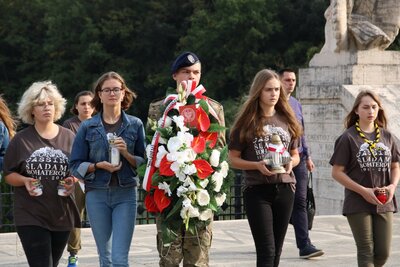 Uczestnicy złożyli kwiaty oraz zapalili znicze w intencji poległych pod Monte Cassino