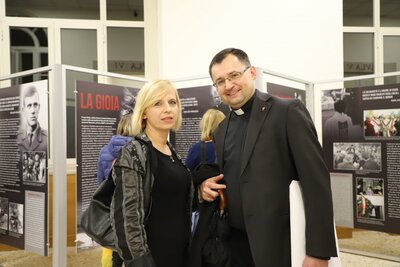 Barbara Popiełuszko i ks. Witold Burda podczas wernisażu wystawy