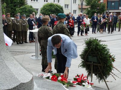 dr Paweł Warot składający kwiaty pod Kolumną Orłą Białego