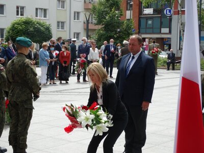 Iwona Arent - poseł na Sejm RP składająca kwiaty pod Kolumną Orła Białego