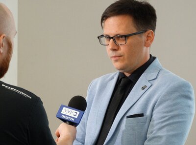 Naczelnik delegatury IPN dr Paweł Warot udzielający wywiadu mediom