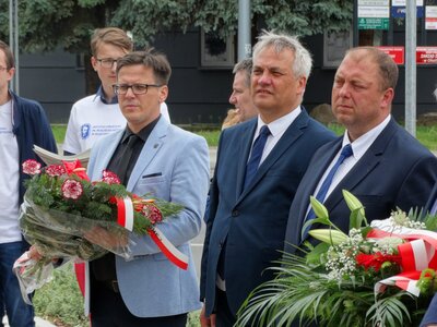 Złożenie kwiatów pod Domem Polskim