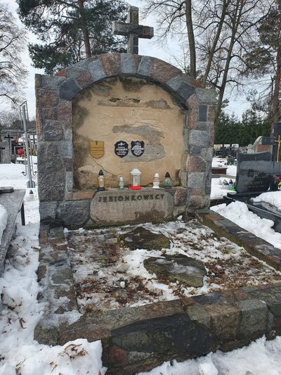 Narodowy Dzień Pamięci Żołnierzy Wyklętych, pracownicy IPN troszczą się o groby Żołnierzy Wyklętych, fot. IPN Białystok