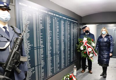 Narodowy Dzień Pamięci Żołnierzy Wyklętych, delegacja IPN składa kwiaty w Izbie Pamięci Arsztu Śledczego w Białymstoku
