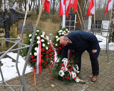 Narodowy Dzień Pamięci Żołnierzy Wyklętych, delegacja IPN składa kwiaty przy kwaterze "Wyklętych" na cmentarzu wojskowym, fot. A. Piekarska IPN
