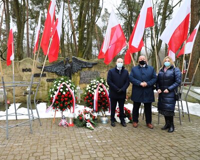 Narodowy Dzień Pamięci Żołnierzy Wyklętych, delegacja IPN składa kwiaty przy kwaterze "Wyklętych" na cmentarzu wojskowym, fot. A. Piekarska IPN