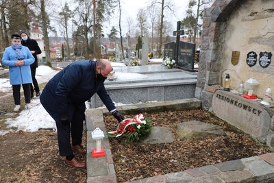 Narodowy Dzień Żołnierzy Wyklętych, delegacja IPN składa kwiaty w Supraślu na grobie kpt. Kazimierza Jasionowskiego, fot. A.Piekarska IPN