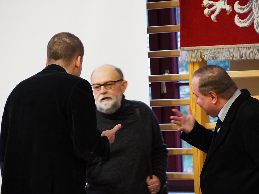 Dyskusje w kuluarach