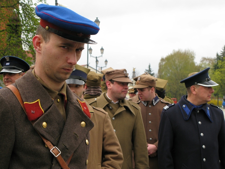 Rekonstruktorzy w historycznych mundurach