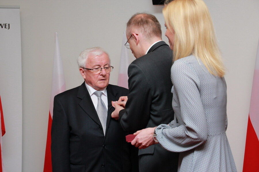 Odznaczenie odbiera Lech Feszler