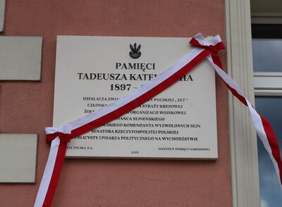 Odsłonięcie tablicy poświęconej Tadeuszowi Katelbachowi w rocznicę powstania sejneńskiego – Sejny. Fot. A.Piekarska IPN
