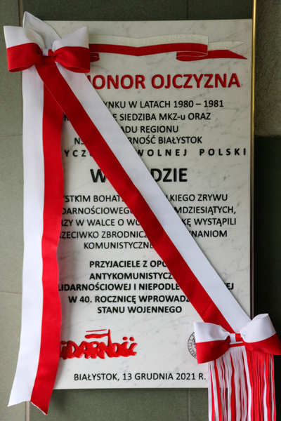 Odsłonięcie tablicy poświęconej działaczom „Solidarności” i promocja książki z okazji obchodów 40. rocznicy wprowadzenia stanu wojennego. Fot. IPN Białystok