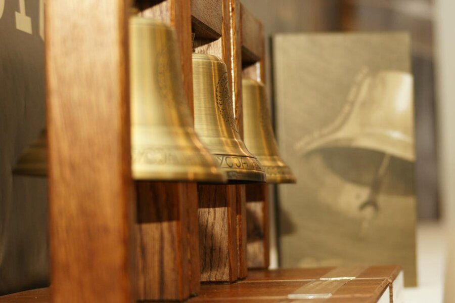 Nagrodą w konkursie są symboliczne dzwony, mające pobudzać twórców do poszukiwania prawdy w historii