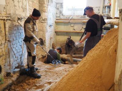 Prace ekshumacyjne w piwnicy budynku administracyjnego Aresztu Śledczego w Białymstoku