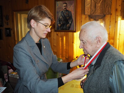 Medal wręczyła Leopoldowi Staweckiemu Barbara Bojaryn-Kazberuk, dyrektor Oddziału IPN w Białymstoku