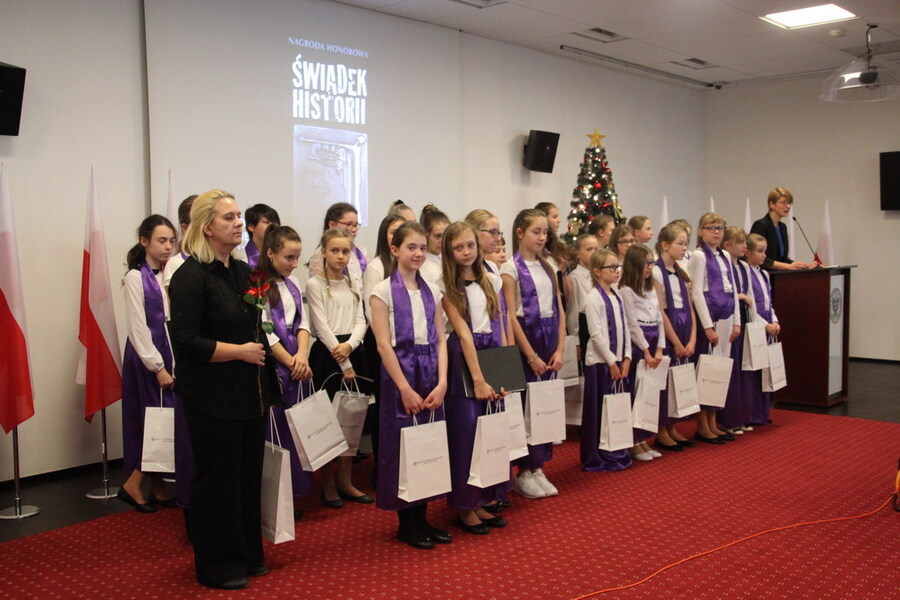 Chór wraz z dyrygent Panią Jolantą Gwiazdowską